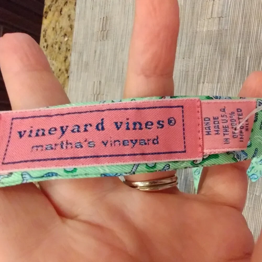 NWT Vineyard Vines Golf/Fish Bowtie 100% Silk Made in USA Green